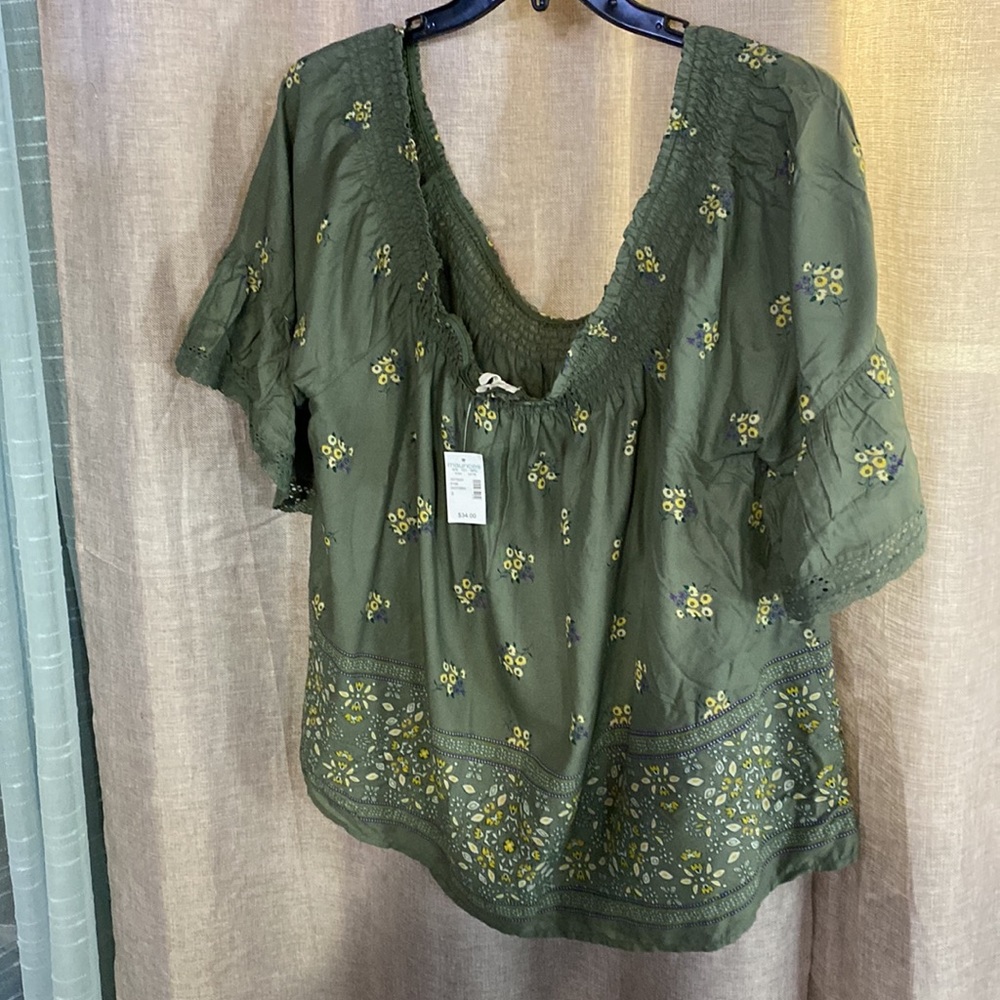 Flowy off the shoulder top. - Picture 2 of 4